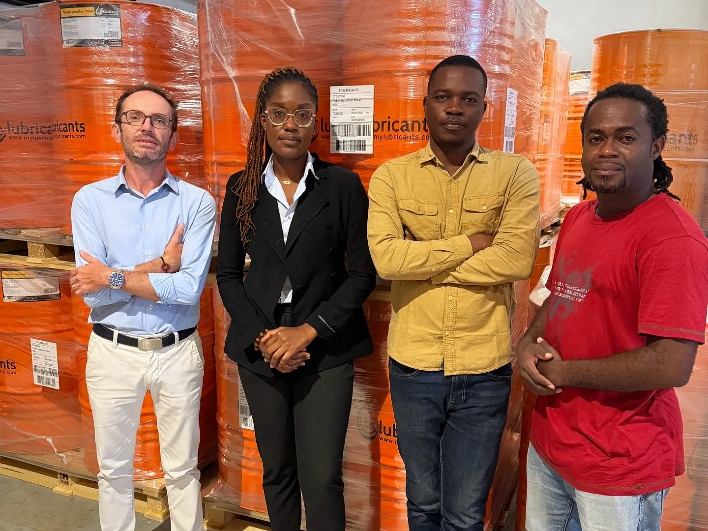L'équipe TFE Côte d'Ivoire dans l'entrepôt de Marcory, devant le stock de lubrifiants MyLubricants
